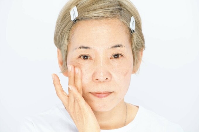 チークを塗る人