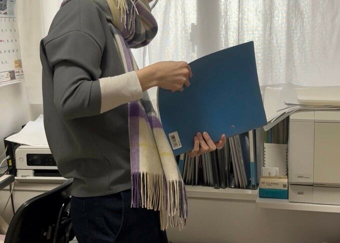 バインダーを確認するよしいさん