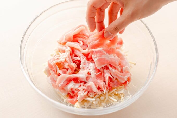 豚肉に酒をかける