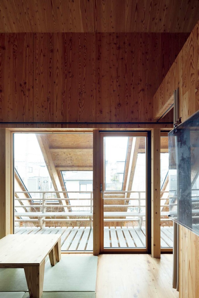 大きな窓には断熱性に優れたトリプルガラス