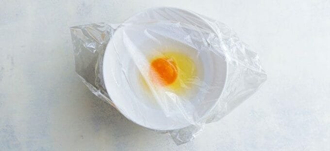 生卵にラップ