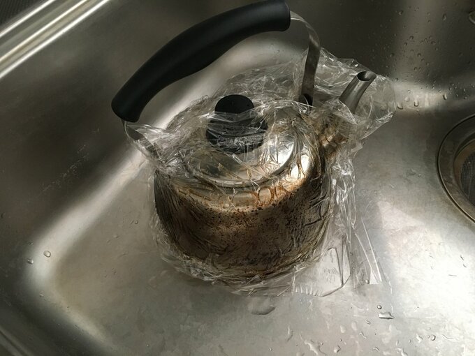 汚れたヤカンにラップ
