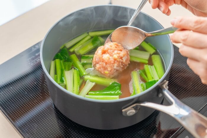 ショウガで体ポカポカ！ごろっと「鶏団子スープ」レシピ。野菜たっぷり