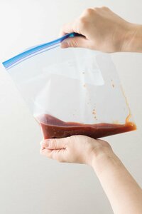 調味料をまぜる