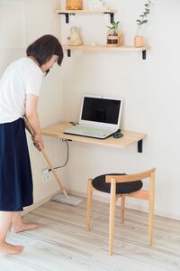 女性フローリングワイパー