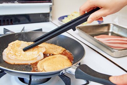 名品ぞろいの山崎実業「タワー」優秀キッチンアイテム4選。マグネット式の醬油差しが便利