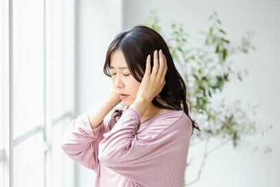 更年期に生じる「めまい」の原因は？自覚しにくい難聴にも注意