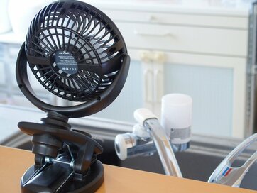 子どもの暑さ対策に「充電式扇風機」。洗面所やキッチンでも活躍