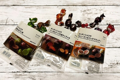 無印良品「ボンボンショコラ」が再販。冬のぜいたくな味を“お高めチョコレート”と食べ比べてみた