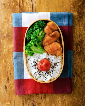 レンチン4分で完成「鶏モモの照り焼き弁当」。100円グッズで調理がラクに