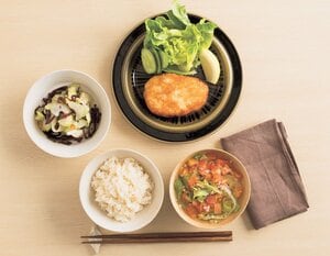 主食、主菜、副菜、汁物がセットになった献立