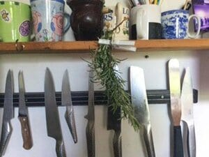 水気を取ったら、つり下げてひと晩乾燥させる