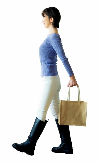 歩きながらやせ動作をする人