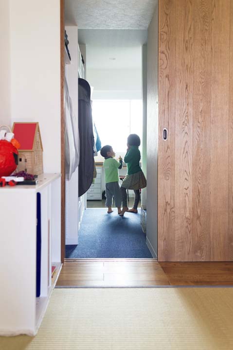 リビングと土間をつなぐウォークスルークローゼット