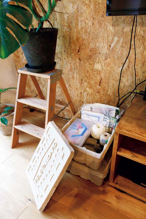 お気に入りの箱などをうまく使ってソーイングセットを収納