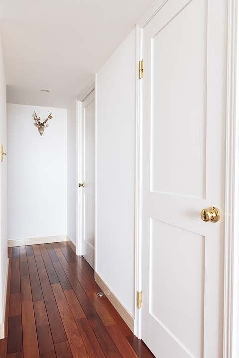 白い扉に映えるゴールドのドアノブと蝶番