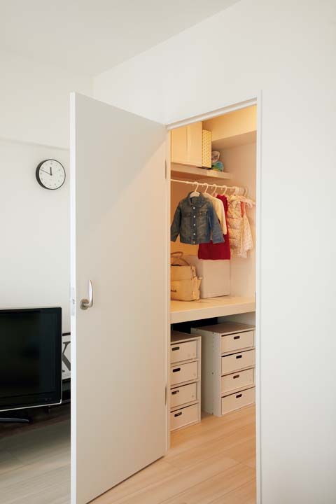 子どものクローゼット兼次女のおむつ替えスペースとなっているリビング収納