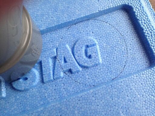 エルボをペンで縁取り