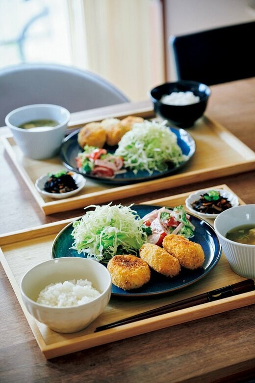 お膳に並ぶ2人分の食事