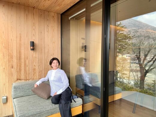 ソファでくつろぐ中道あんさん