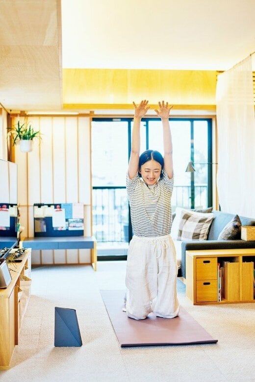 ヨガをする女性