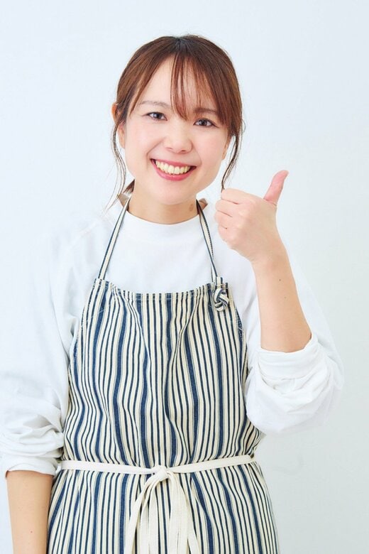 ポーズをとる山本ゆりさん