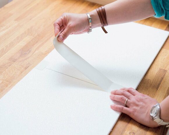 粘着テープ(透ける布の場合は白)を巻いてつなげる。