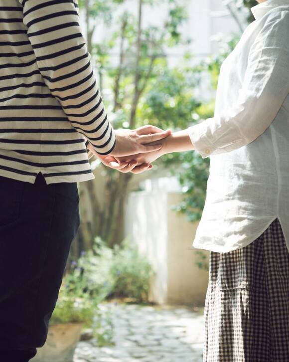 手を取り合う男女