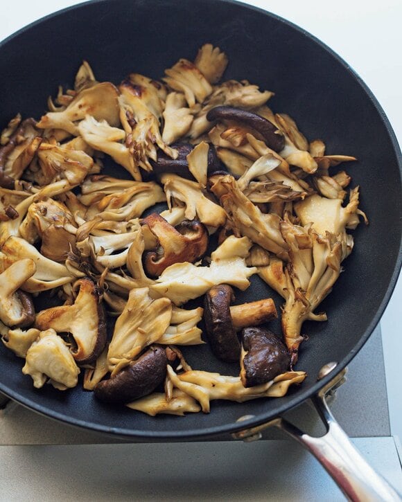 フライパンにキノコ