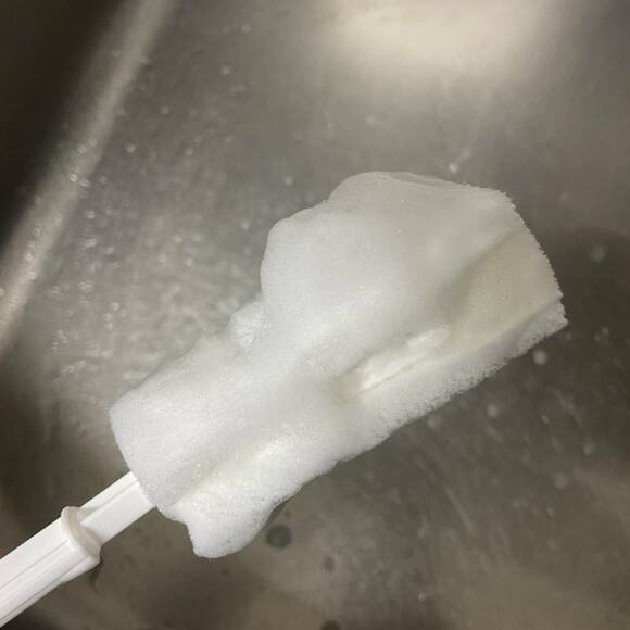 クリーナーのスポンジ部分に泡