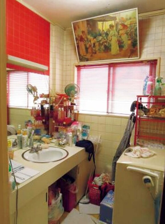 荷物の多い洗面所