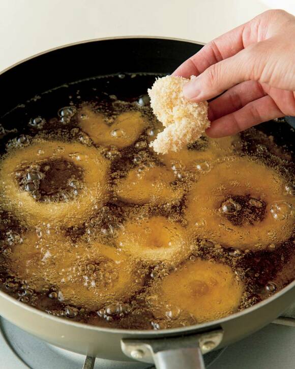 エビとタマネギを揚げる