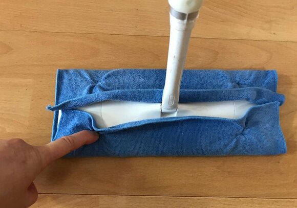 市販のフローリングモップにも無理なく装着することができます