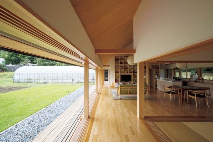 オープンに外とつながる窓際