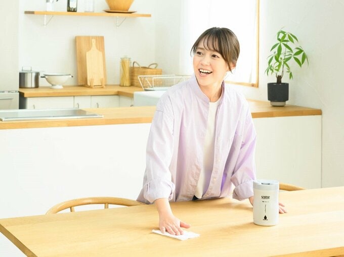 テーブルをふく柳澤さん