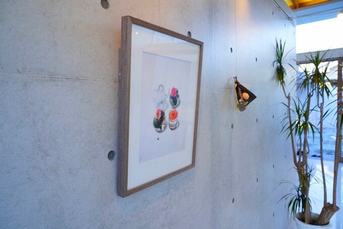 ピクチャーレールにかけた絵画