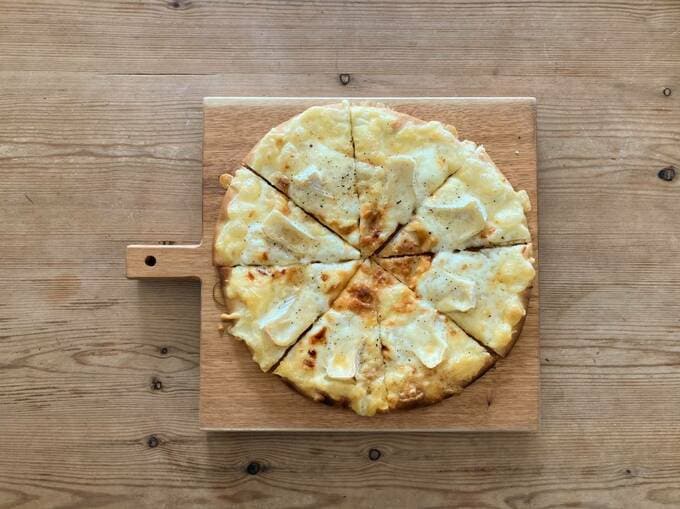 たっぷりのチーズとはちみつのピザ