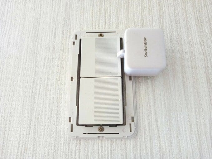 電気スイッチに設置した指ロボット