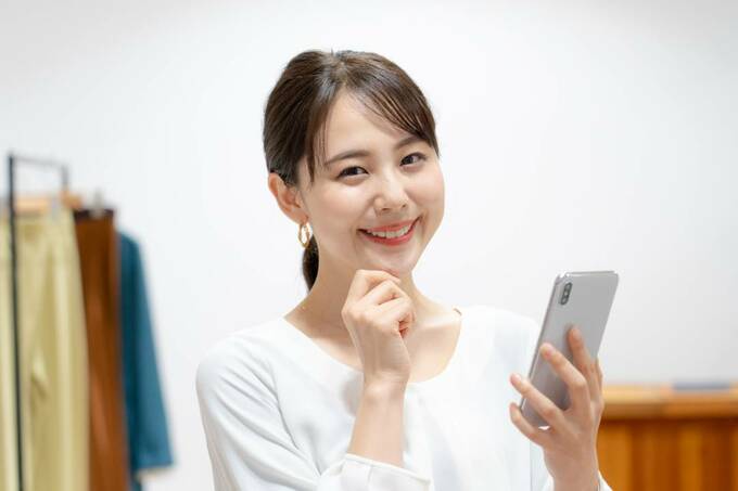 スマホを持つ女性