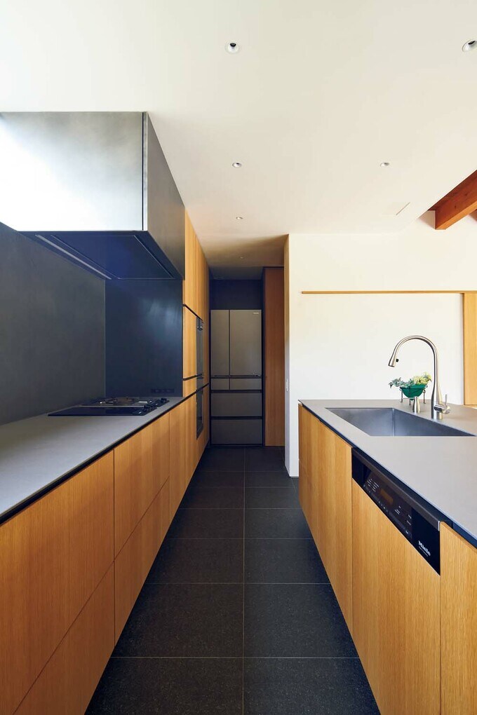 横から見たキッチン