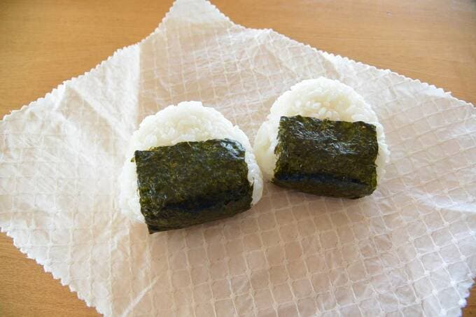 ラップの上におにぎり2個