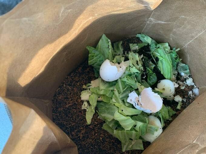 野菜や卵の殻などを入れる