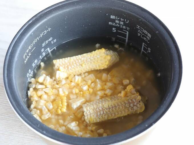 炊飯器にトウモロコシ