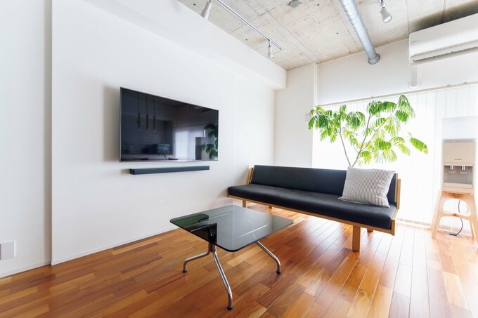 リビングのテレビは壁かけに