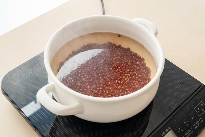 小豆を洗って鍋に入れる