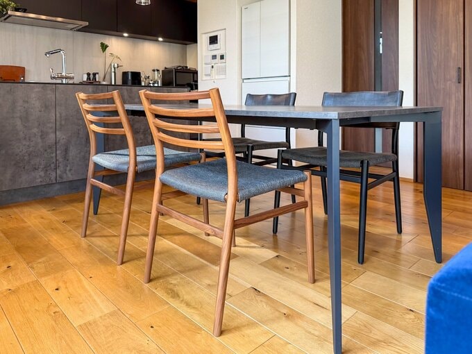 リビングのダイニングテーブルに置かれた椅子