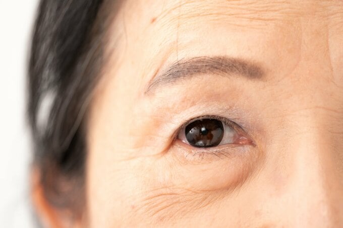 女性の片目のアップ画像