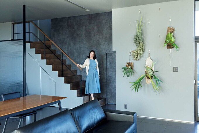 壁面には季節ごとにさまざまな植物が飾られる