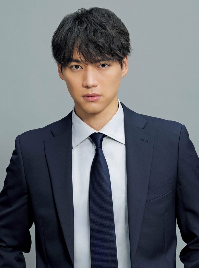 スーツを着た福士蒼汰さん