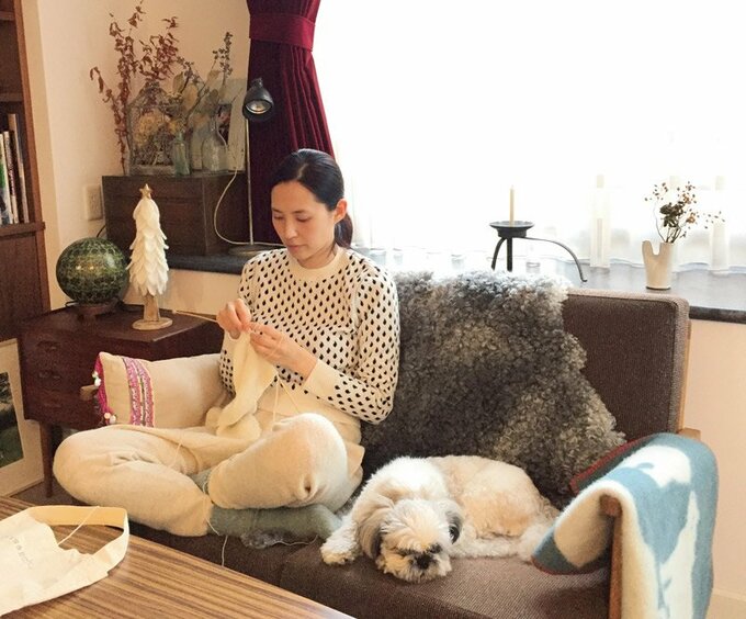 浜島さんがソファに座っていると、必ず隣に来るピピ。「毎日、“ありがとう″と、話しかけています。言葉はわからなくても、表情や声のトーンは伝わるかなって」